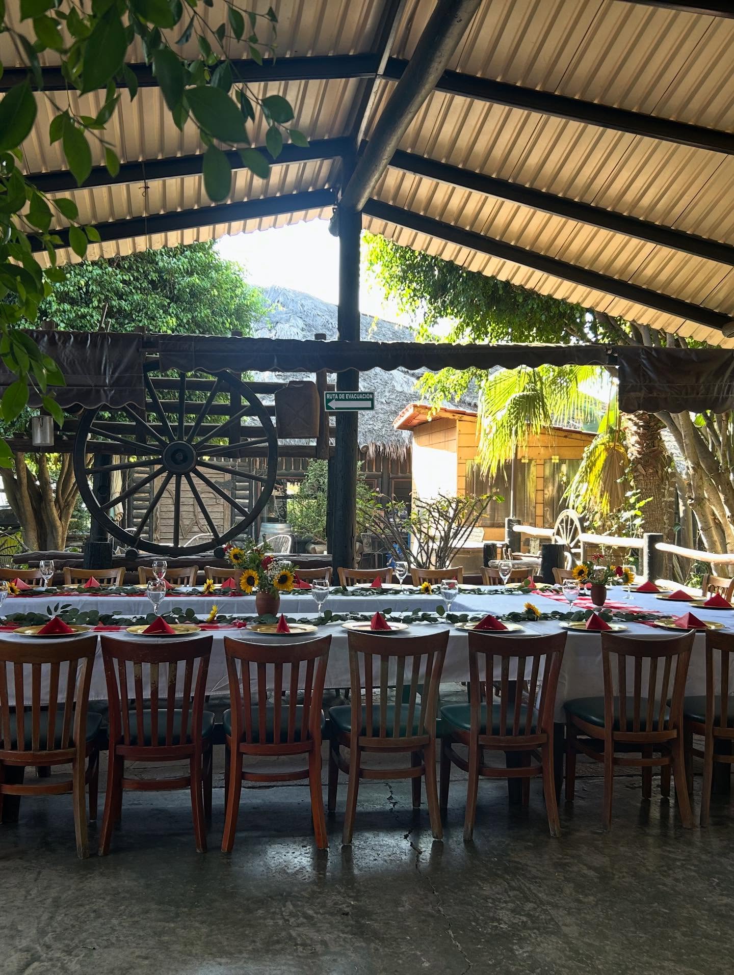 Mesa larga montada en el salón de eventos